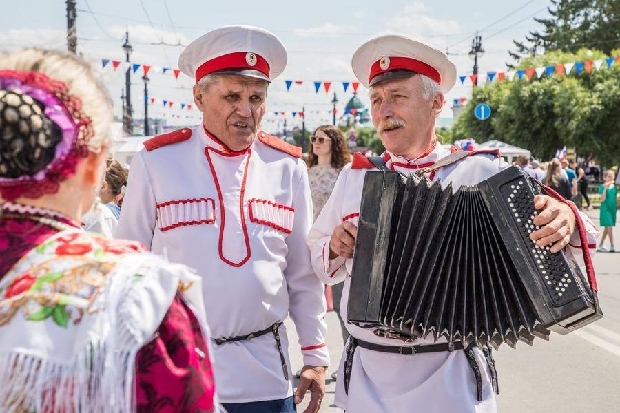 Songs aren’t only coming from the stages — they’re everywhere there’s an accordion and the will to sing
