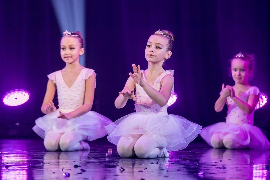 The youngest dancers perform the narrative dance “Pearls”