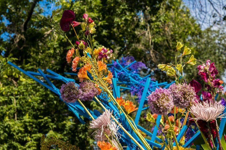 Meanwhile, real flowers were used to decorate the “spiky” futuristic half‑arch