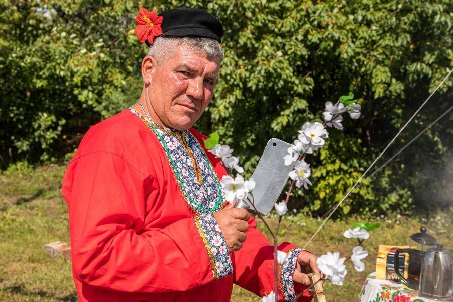 Nearby, you can meet the craftsmen of the Velikorusskoe Compound