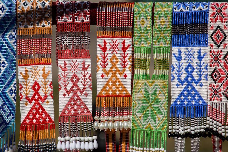 Let’s take another look at the traditional jewelry and keep walking