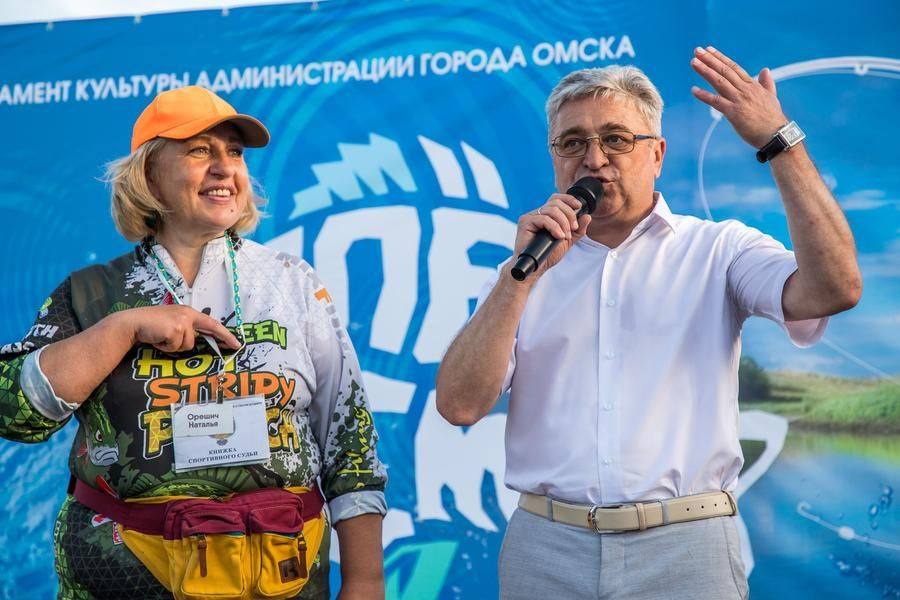 Oleg Fedorenko returns to the stage for the awards, and he’s not alone