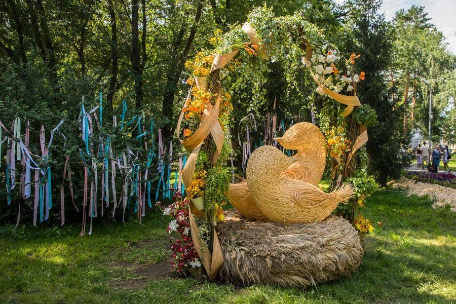 “Birds of Happiness” are made from vine, alstroemeria, hedera, rattan, and dried reed