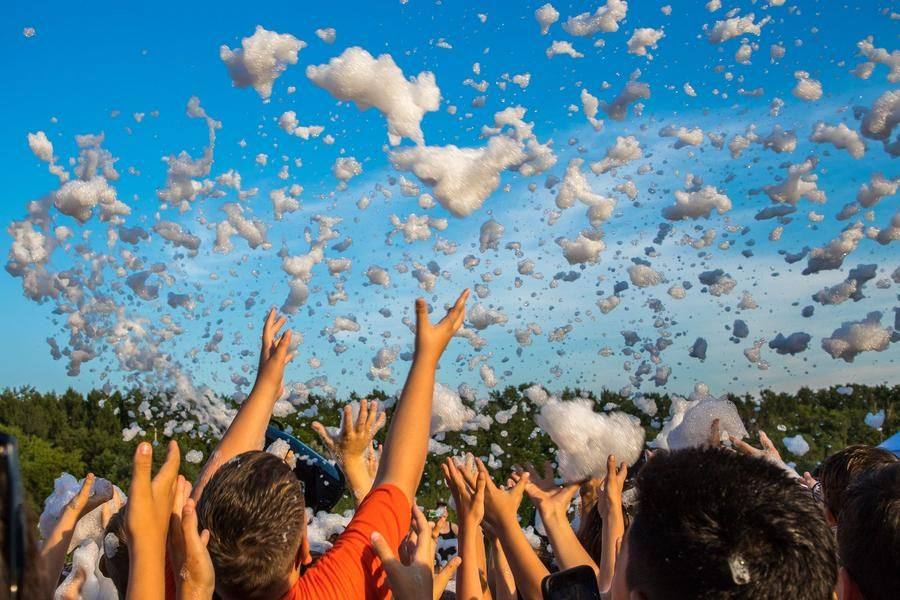 Hot weather, loud music, and a Saturday evening — what more could you need for fun?