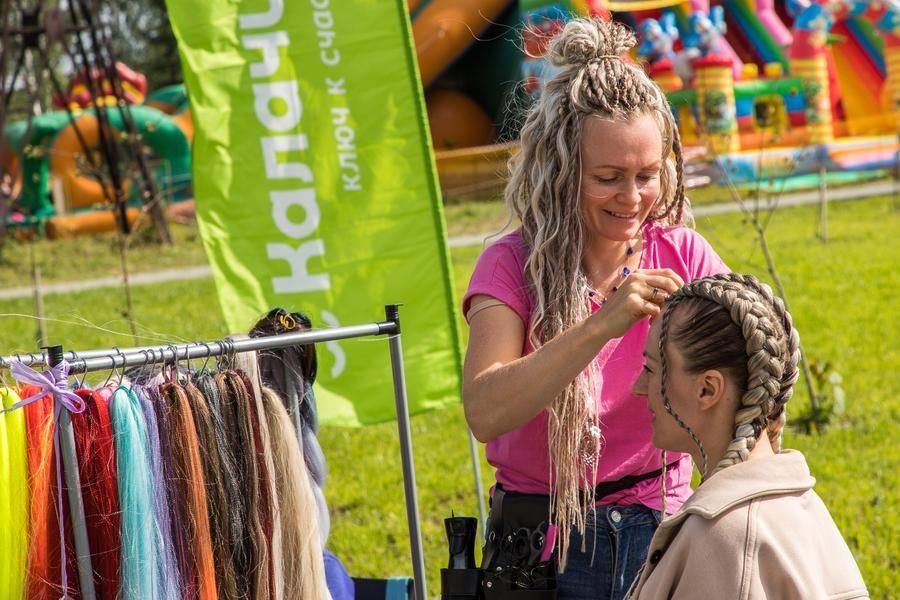 Fashion‑conscious guests can get a quick hairstyle upgrade