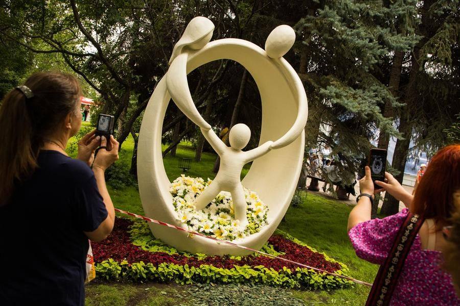 The “Embrace” composition has already appeared in thousands of camera lenses