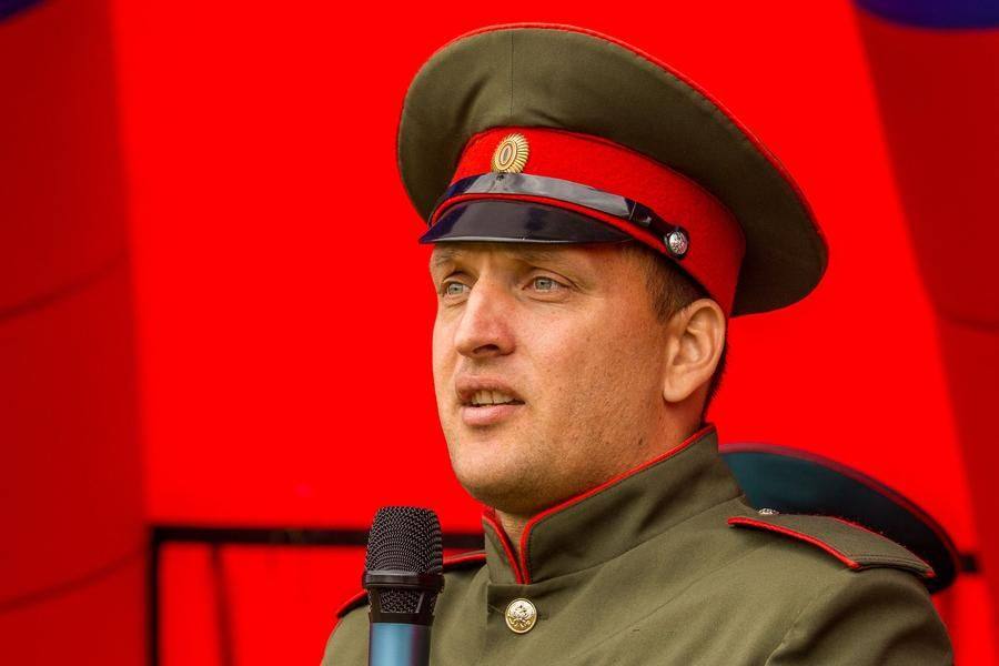 Chieftain Vasily Bondar announces the results of this unusual competition on stage