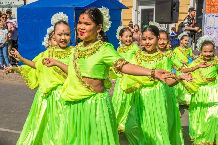 The Indian dance, as staged by the “Azhar” collective, is energetic and perfectly synchronized