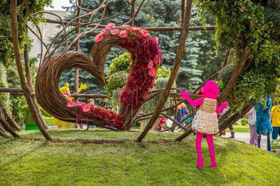 It invites visitors to reflect on the future of the next generations