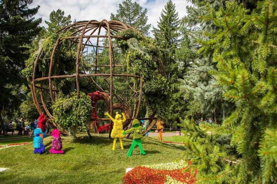 The globe was assembled using vine, hedera, alstroemeria, chrysanthemums, and epipremnum