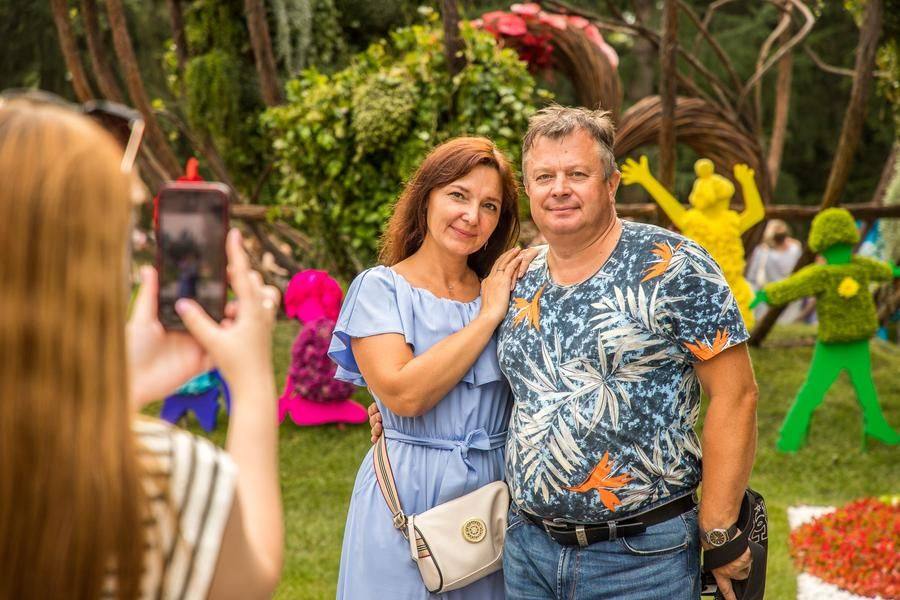We take our final family photos here and head back to the stage!