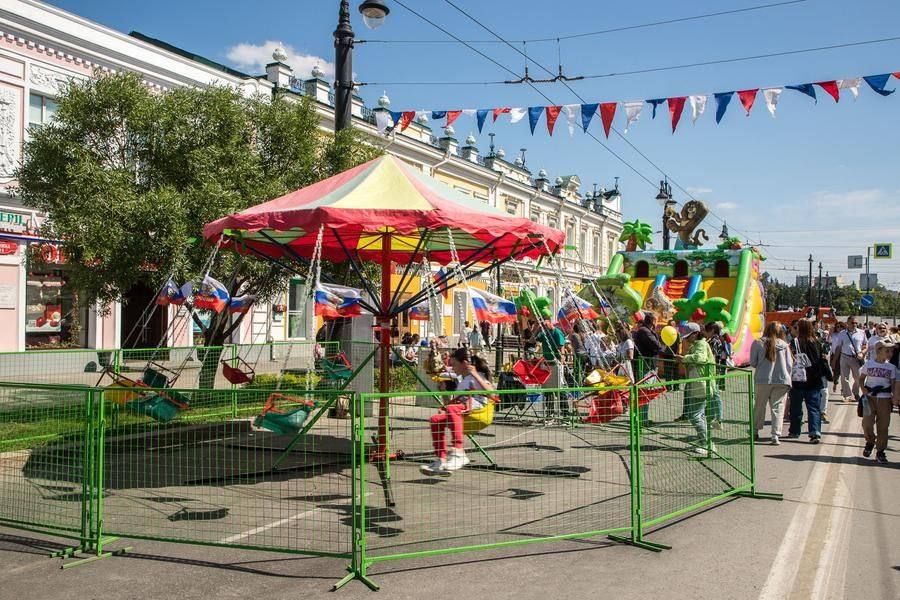 Let’s move to the part of Lyubinsky Avenue that’s farthest from Victory Square