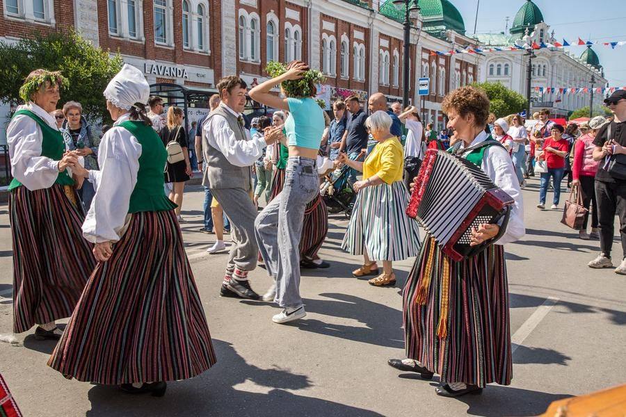 The fun isn’t limited to the stage: anyone passing by is welcome to join a dance lesson