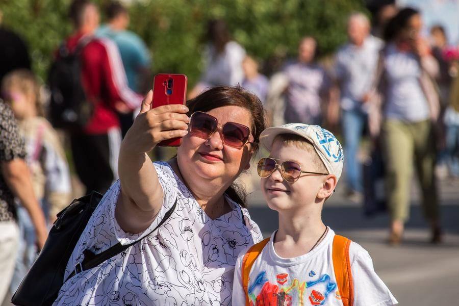 At 5 PM, the venues on Lyubinsky Avenue close, but people are in no hurry to leave
