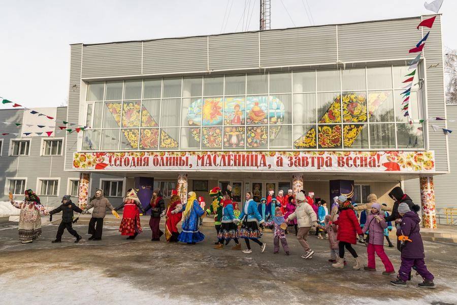 The square in front of the Cultural Center is the region’s main weekend attraction