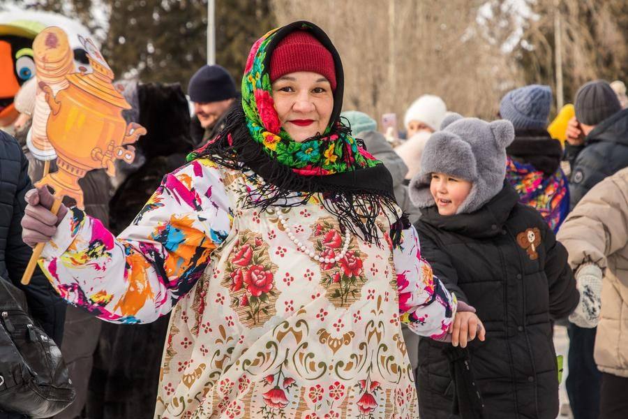 Residents of Krutaya Gorka neighborhood gathered here, along with guests from the “mainland” part of Omsk