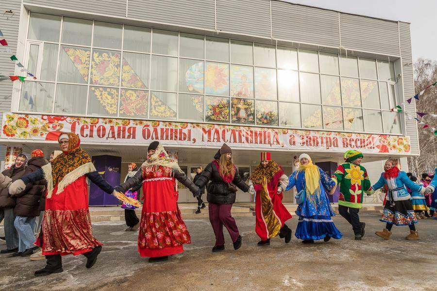 Round dances start up spontaneously, even before the official program begins