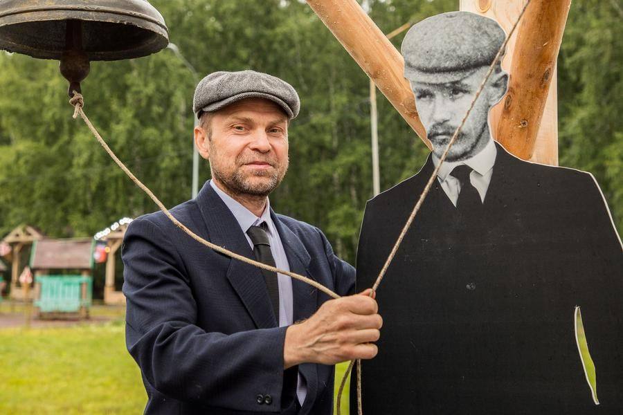 It’s surprisingly easy to spot a resemblance between many of those historical figures and the festival organizers!