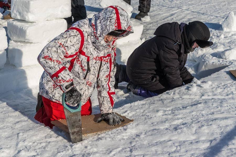 It’s best to cut the snow blocks using a template and fine‑tune them on site