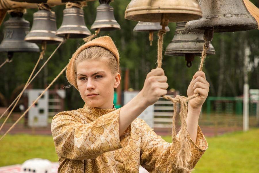 The participants wear period costumes and take inspiration from their historical prototypes