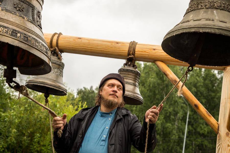 And now, the ensemble chime of 35 bells rings out over the well‑kept park