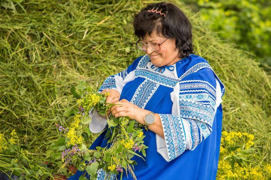 The craftswomen are weaving wreaths from wildflowers and getting ready to teach the craft to anyone who wants to learn