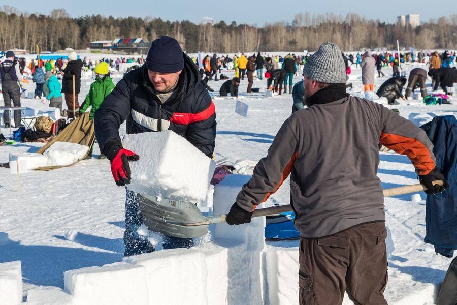 The resulting “snow concrete” doesn’t crumble and holds its shape well