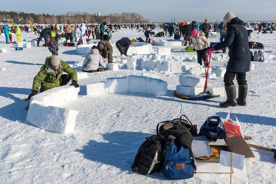 Here’s another igloo at the “pit” stage — the work is going smoothly
