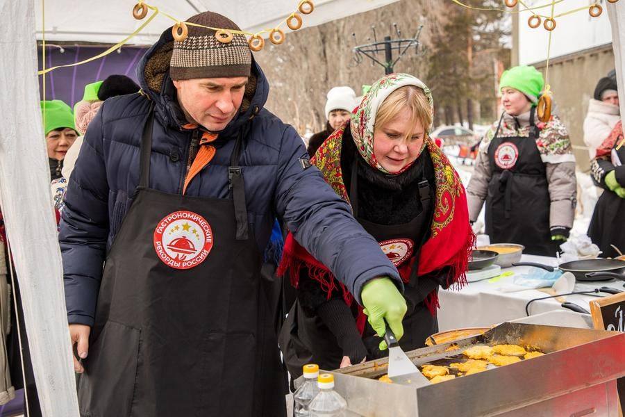 Among the helpers are also some honored guests of the festival