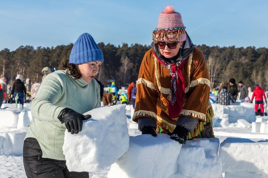 Building the Eskimo city is a wonderful way to spend a weekend with friends