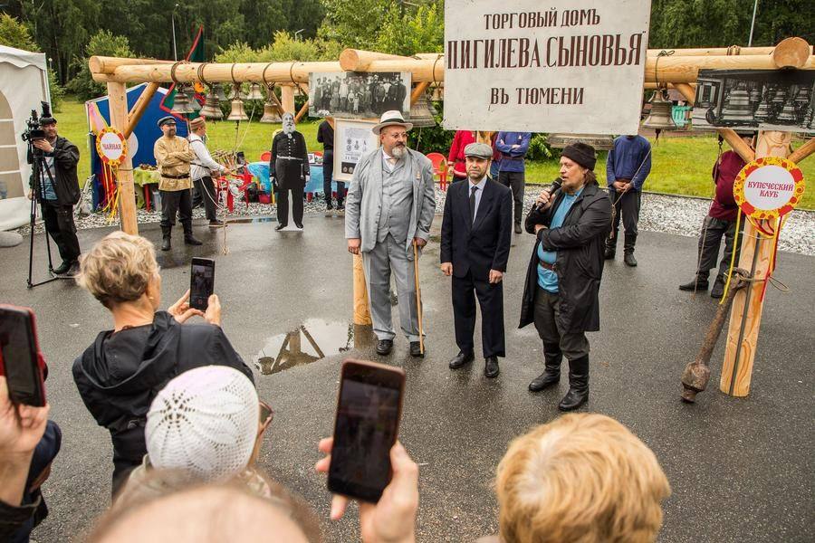 The Novosibirsk guests take turns speaking, each with their own story to share with the people of Tyumen
