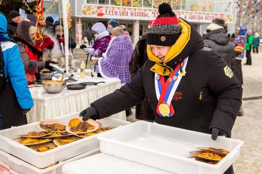 Yulia Litvinenko, Vice President of Chefs Team Russia association, is keeping count of the pancakes