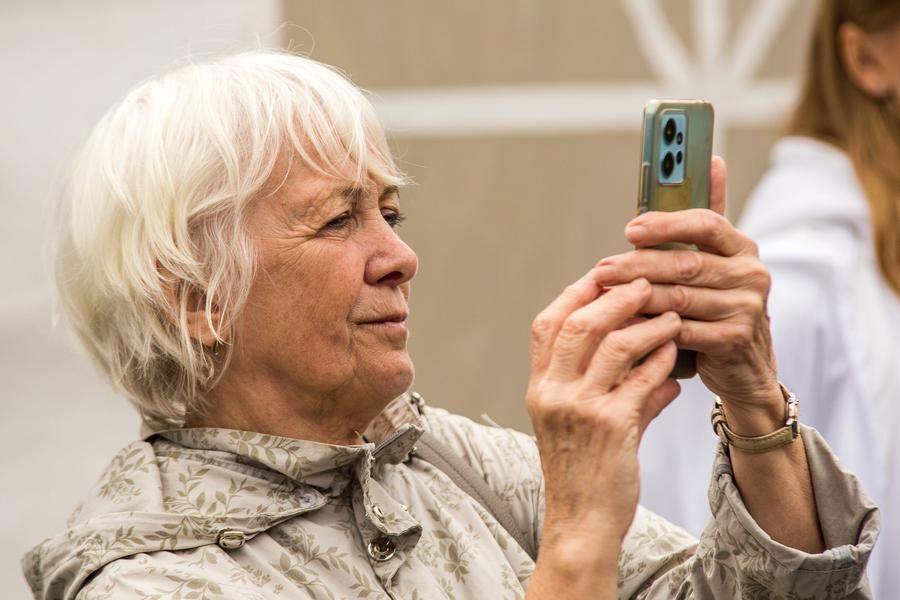 Irina Bakhareva, great‑great‑granddaughter of merchant Pyotr Gilyov, listens attentively