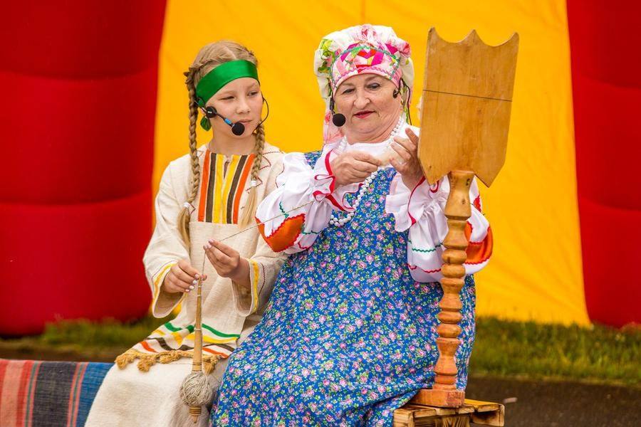 The theatrical prologue is dedicated to ancient crafts