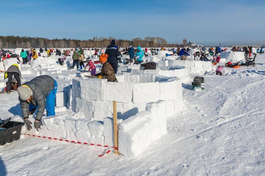 Just an hour after the start, the huts are gradually “sprouting” like mushrooms after rain