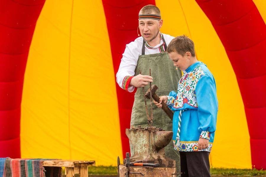 Next, a blacksmith appears on stage with his grandson, who’s trying his hand at forging