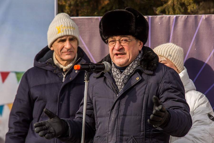 Oleg Fedorenko, Director of the City Department of Culture, greets the crowd