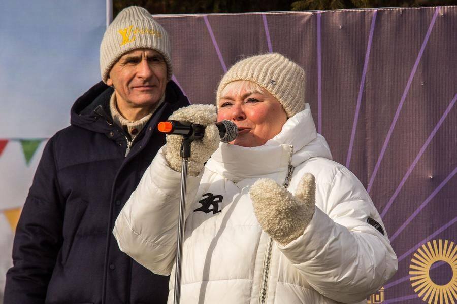He’s joined by Svetlana Studenikina, a deputy of the City Council