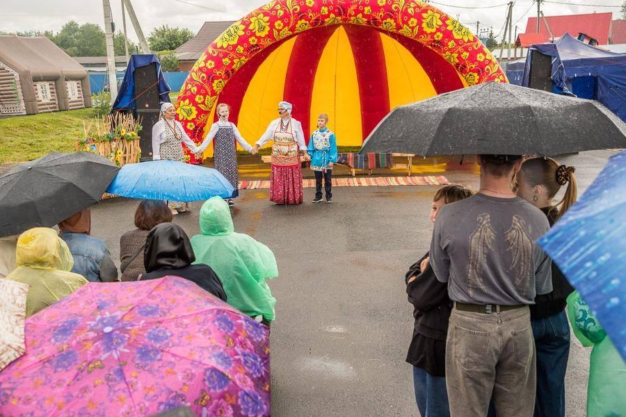Meanwhile, the rain keeps falling, but it doesn’t bother the audience one bit