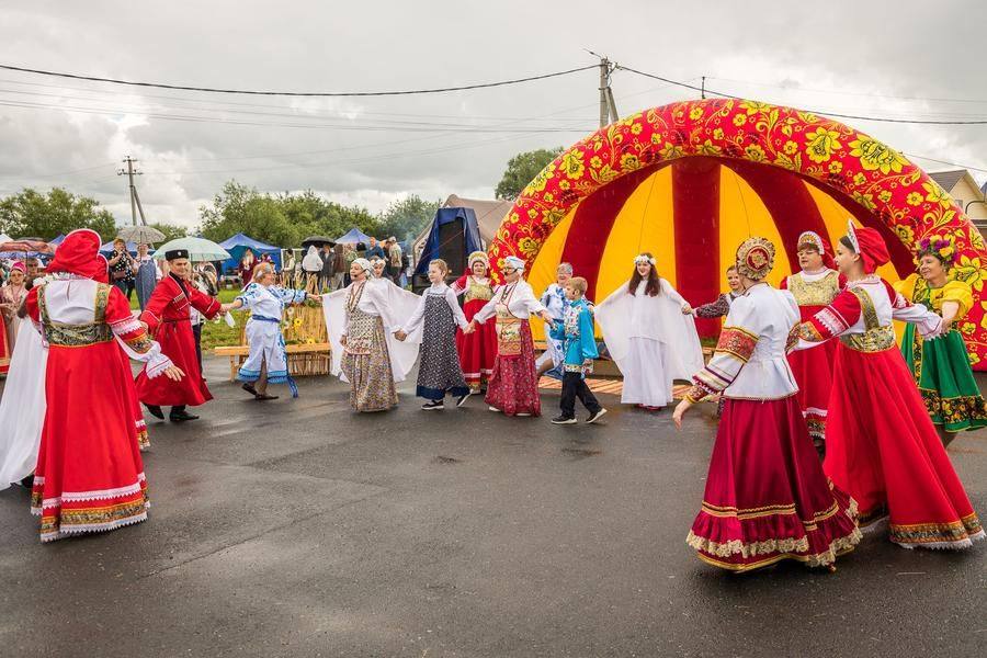 The main form of the ornamental dance is a circle — a symbol of the sun and infinity