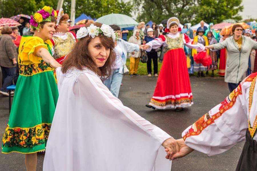 Holding hands, the dancers feel each other and become one