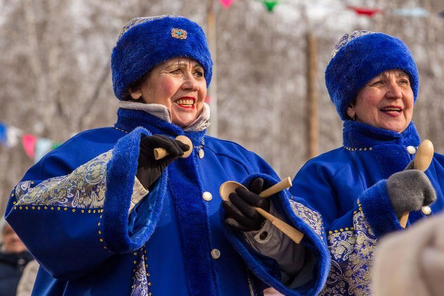 Folk performers know how to be heard even without sound amplification