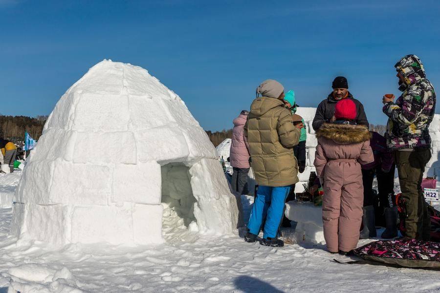 What a great idea to take a tea break now that the shelter from the cold is ready!