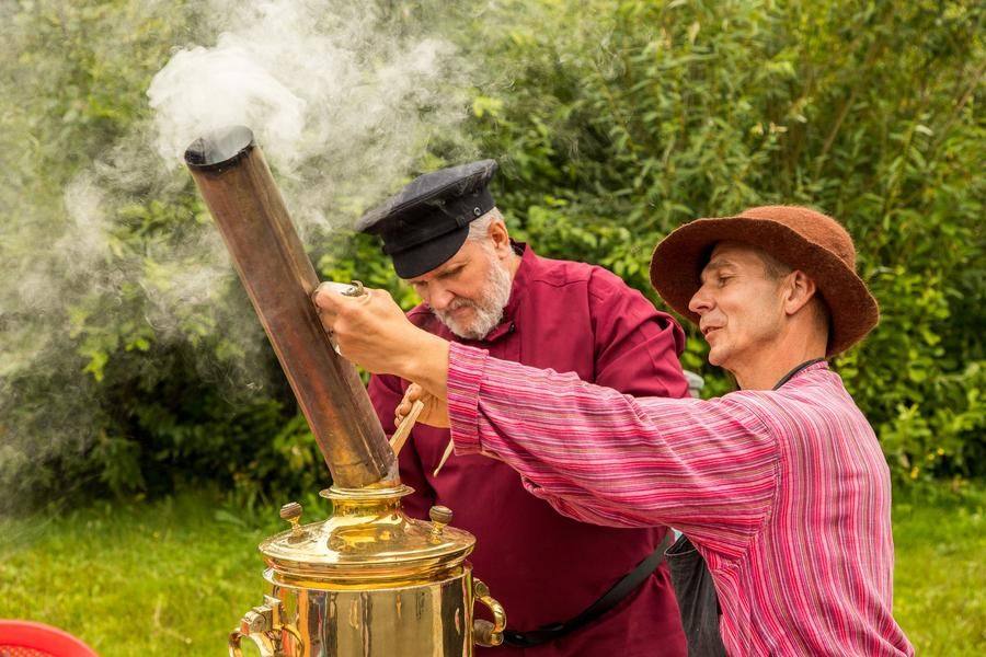 Nearby, there’s a cozy rest area known as the “Merchant’s Corner,” complete with a samovar