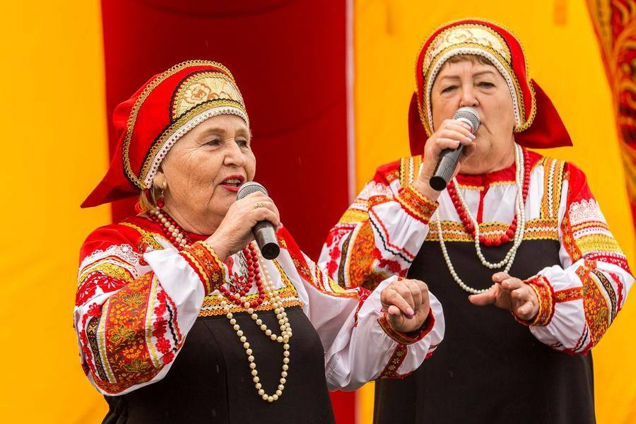 After the interactive part, the creative performances begin: the “Native Melodies” group takes the stage