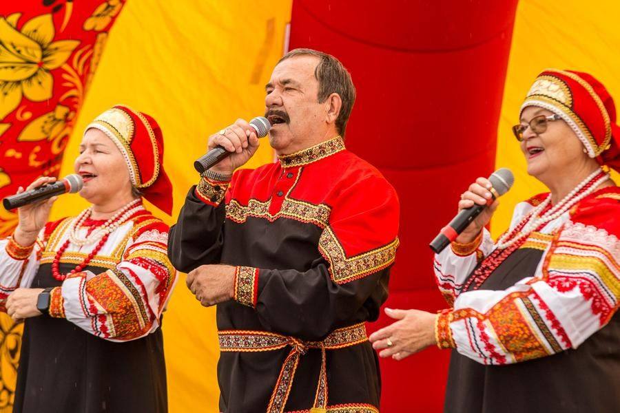 The vocalists from the Padun House of Culture do their best to impress the guests