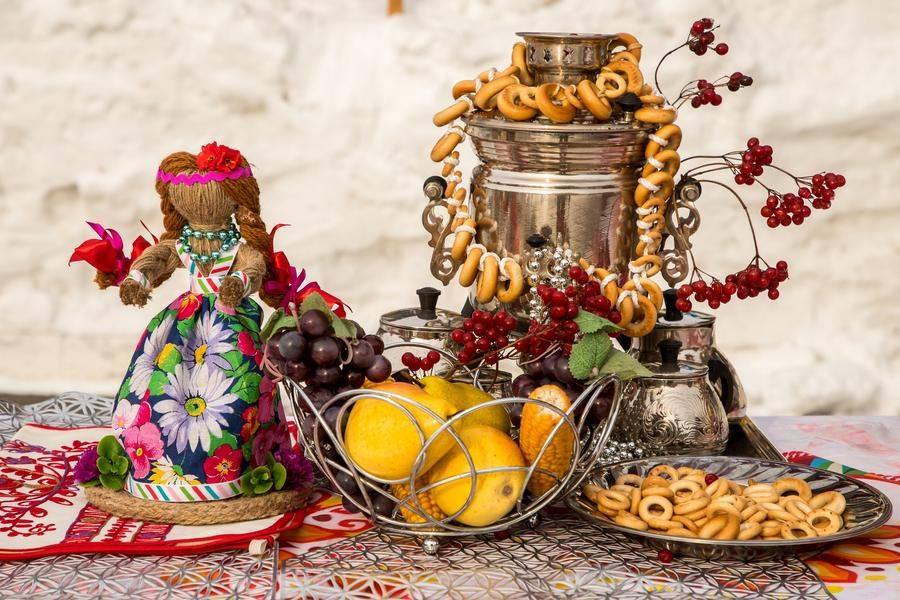 Every square centimeter of the long table is decorated to perfection