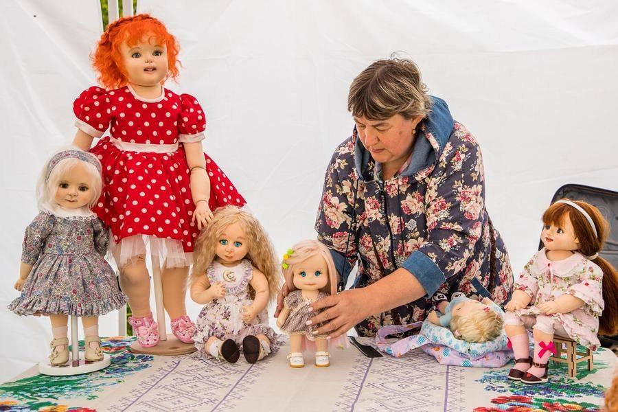 Nadezhda Egorova from Kolesnikovo village is a master of doll‑making