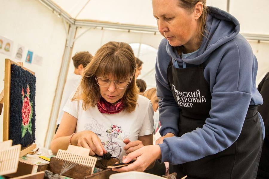 An experienced craftswoman guides participants through every creative step