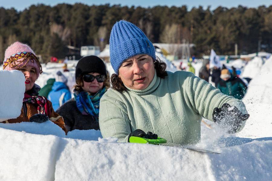 The temperature around −10°C is ideal for making the snow blocks “stick” together